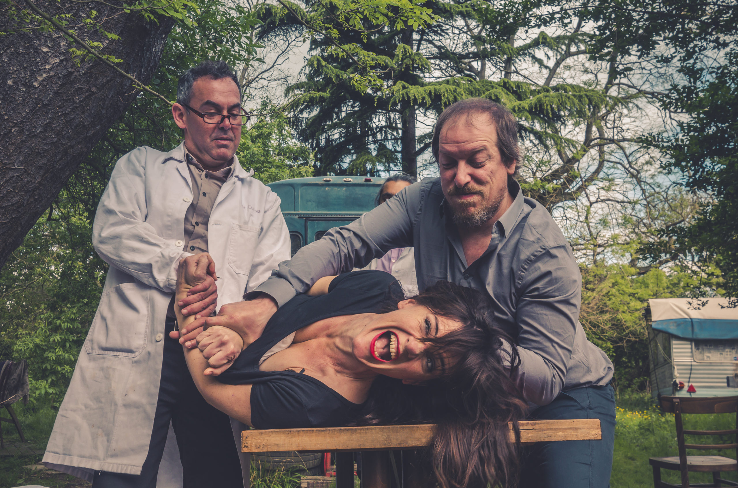 Jean-Claude dans le ventre de son fils